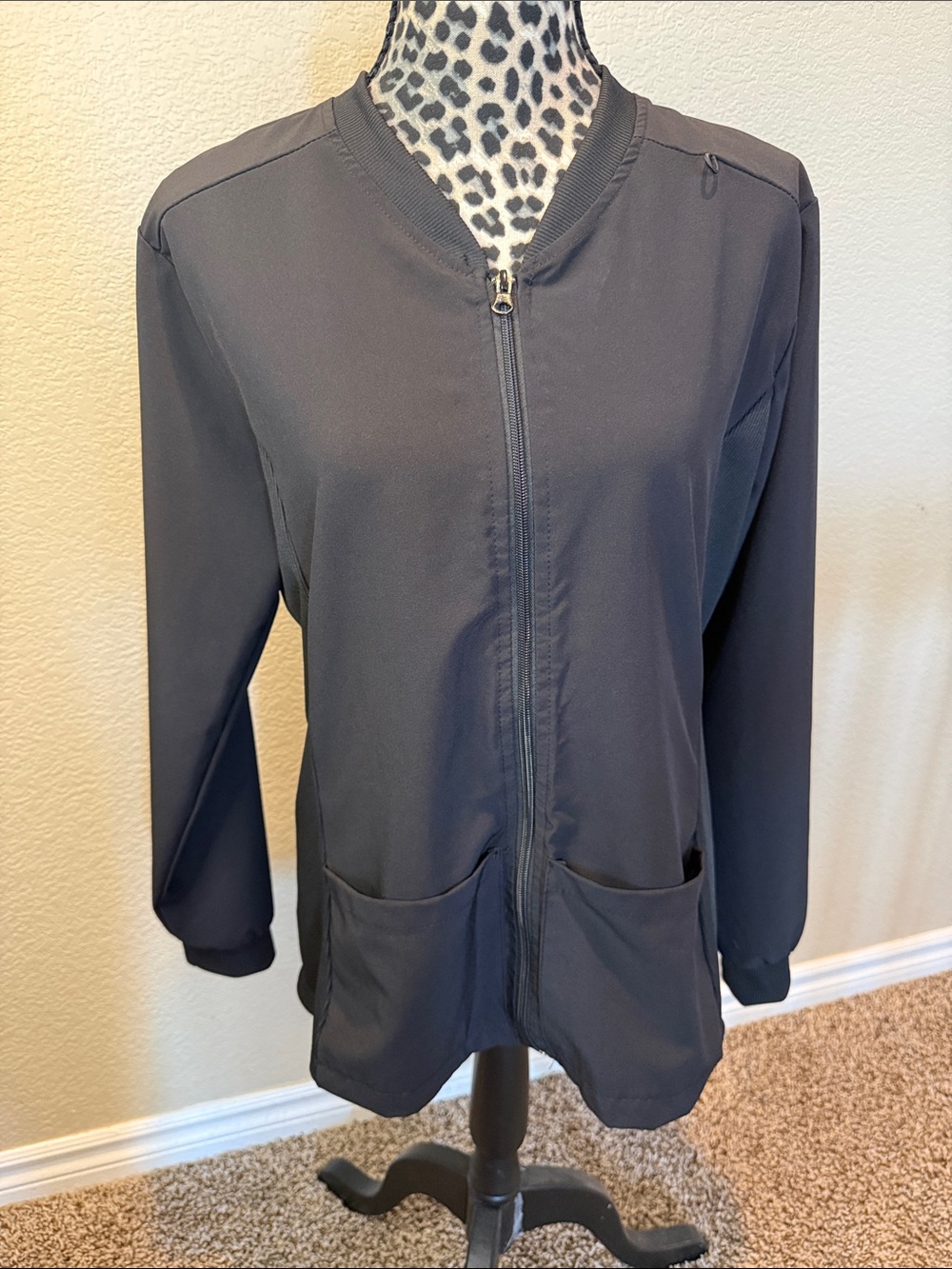 Women’s Lightweight Zip-Front Scrub Jacket in Black
